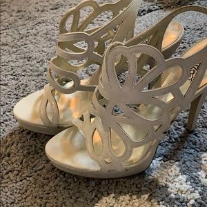 Carlos Santana cream cutout heels